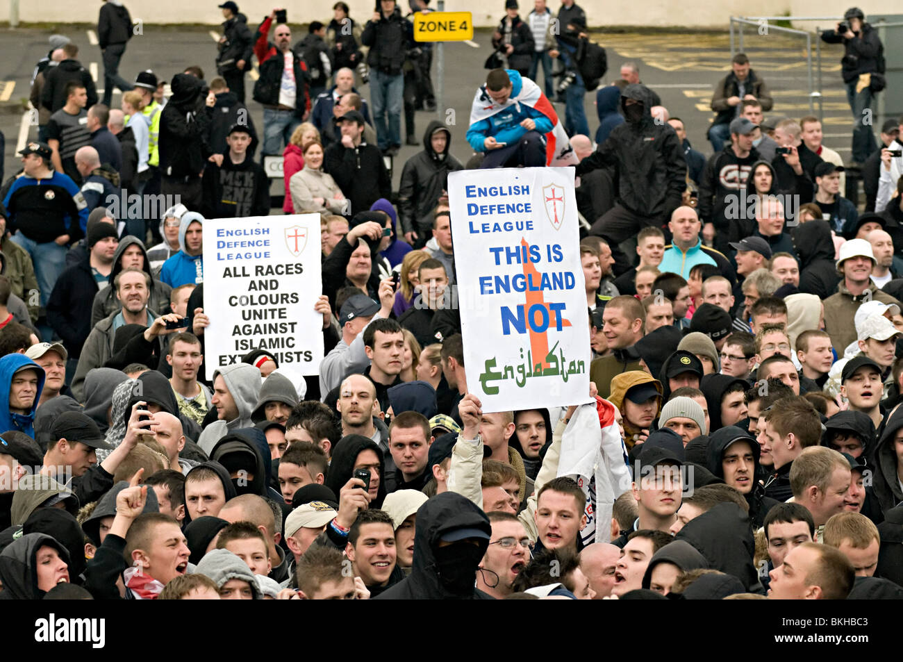 EDL-Demo in Dudley uk gegen den Bau einer Moschee der Edl behaupten Menschen gegen den islamischen Extremismus, jedoch aufgeholt werden Stockfoto