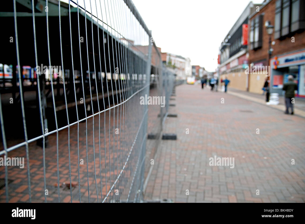 Dudley Stadtzentrum während der Edl-Demo April 2010, die ganze Stadt, den Mund halten und Geschäfte waren wie eine Geisterstadt mit Brettern vernagelt Stockfoto