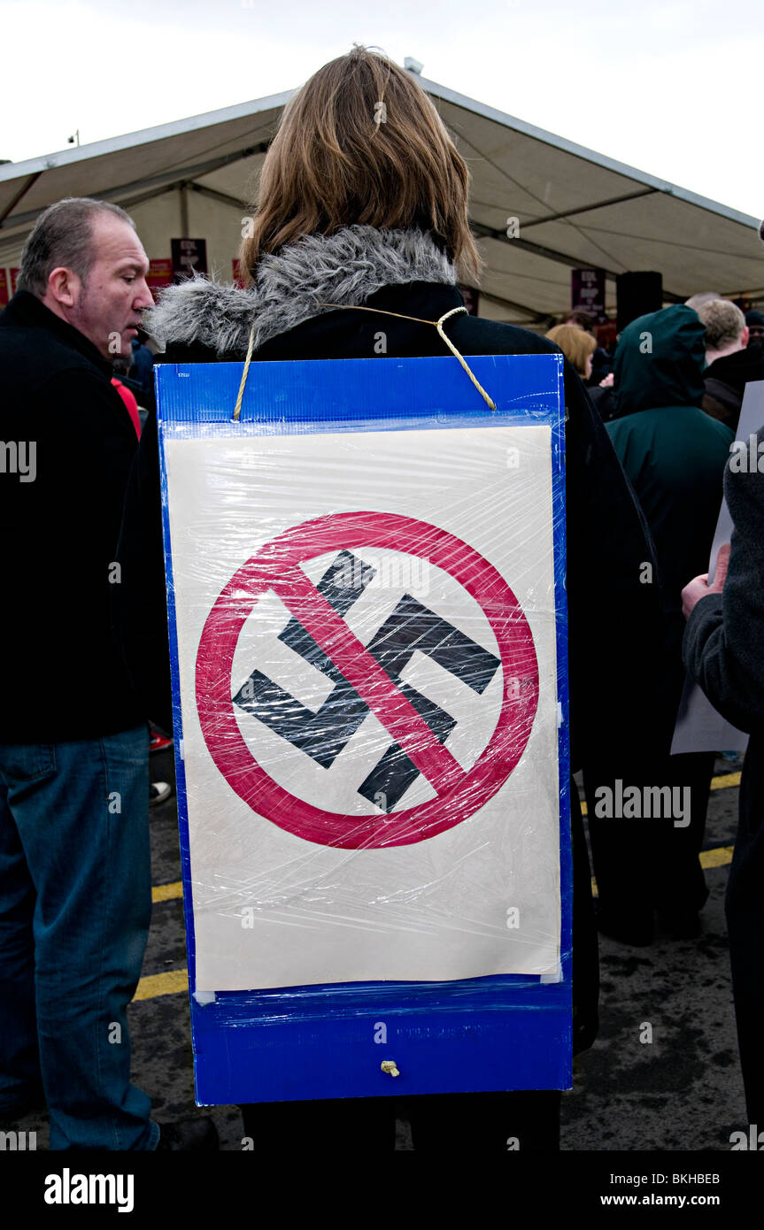 ein Mädchen steht mit einem Anti Nazi-Zeichen mit einem Hakenkreuz durchgestrichen an einem Anti Edl Rallye Dudley Stockfoto