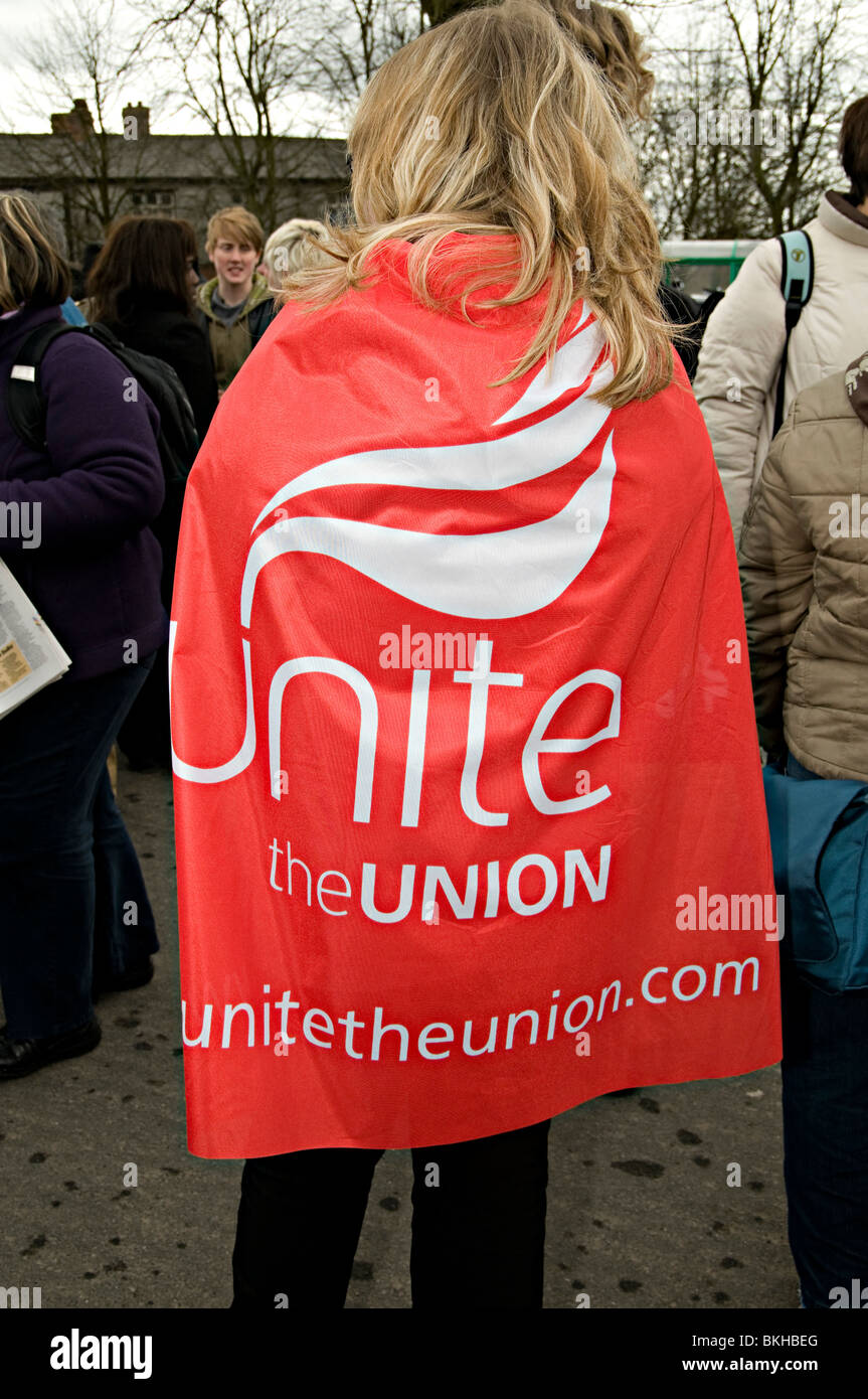 vereint gegen Faschismus Zähler Protest gegen die Edl in Dudley April 2010 mit einem Unite-Anschluß-Markierungsfahne Stockfoto