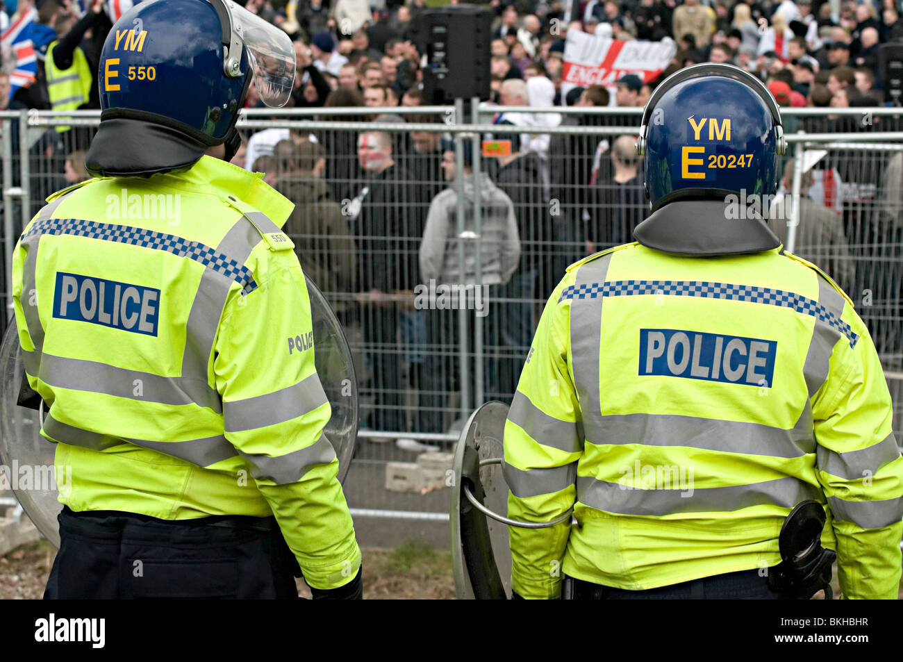 English Defense League rechten Flügel protestieren wieder Moschee in Dudley März 2010 Polizei Stockfoto