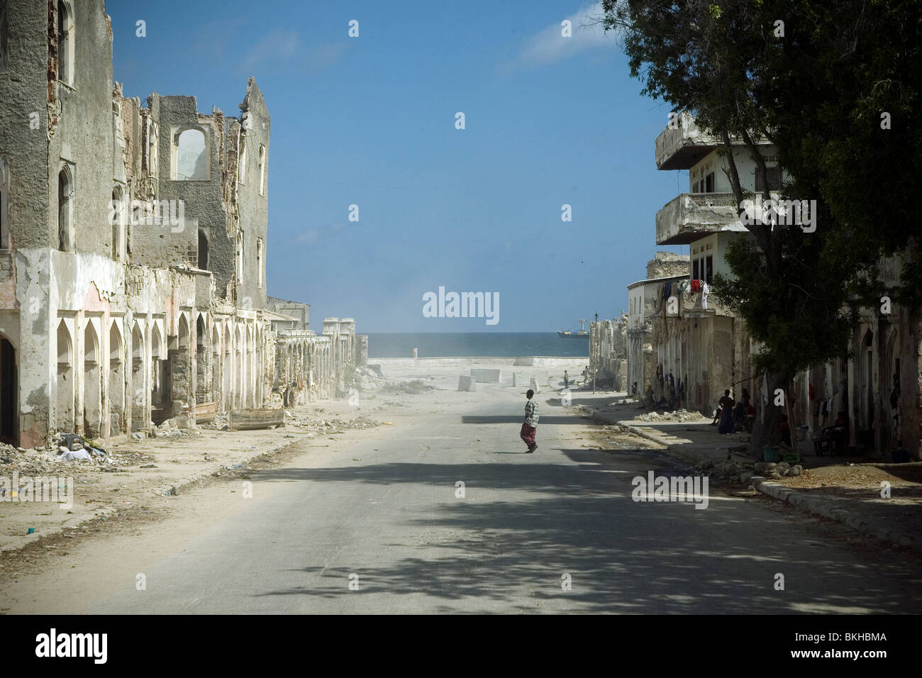 Ein Krieg verwüsteten Straße in der somalischen Hauptstadt Mogadischu am 4. April 2010 gesehen wird. Stockfoto