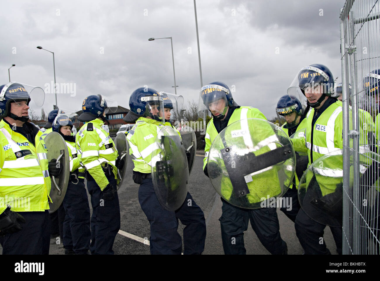English Defense League rechten Flügel protestieren wieder Moschee in Dudley März 2010 Polizei Stockfoto