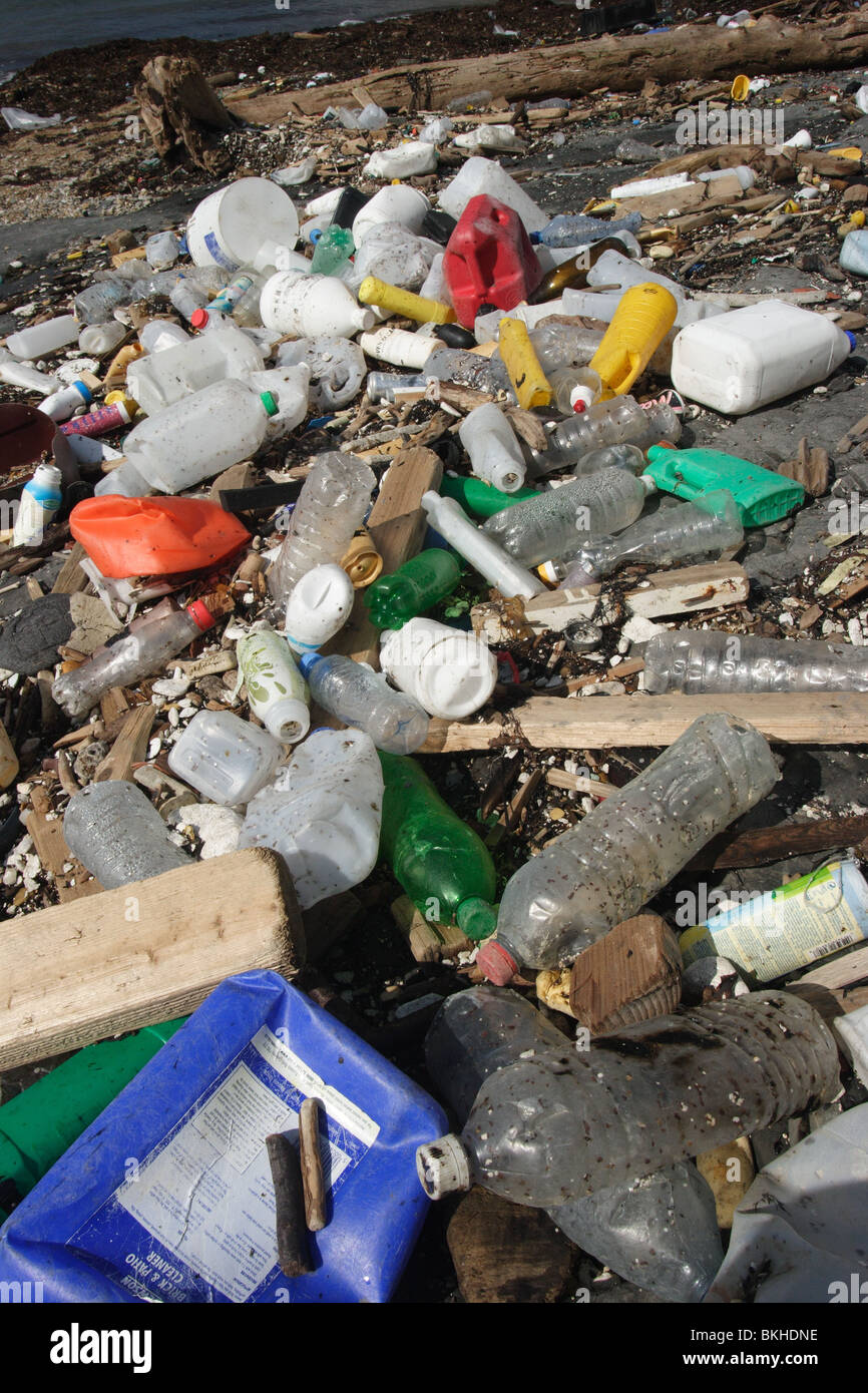 Meeresmüll, Kunststoff-Flaschen. Chapmans pool angespült, Dorset. Januar. Stockfoto