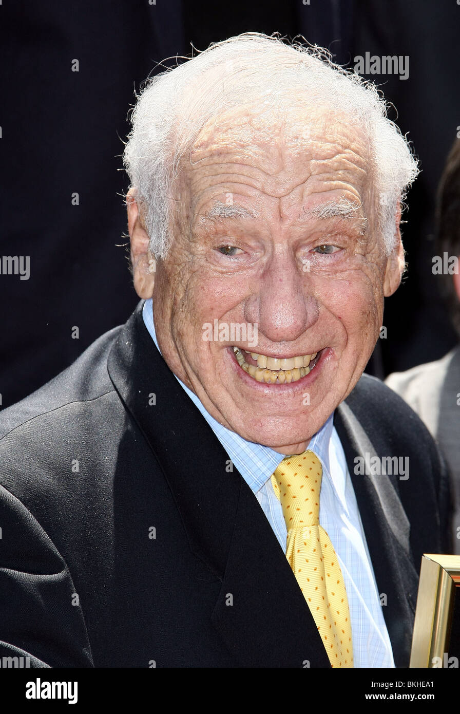 MEL BROOKS MEL BROOKS Stern auf dem HOLLYWOOD WALK OF FAME HOLLYWOOD LOS ANGELES CA 23. April 2010 Stockfoto