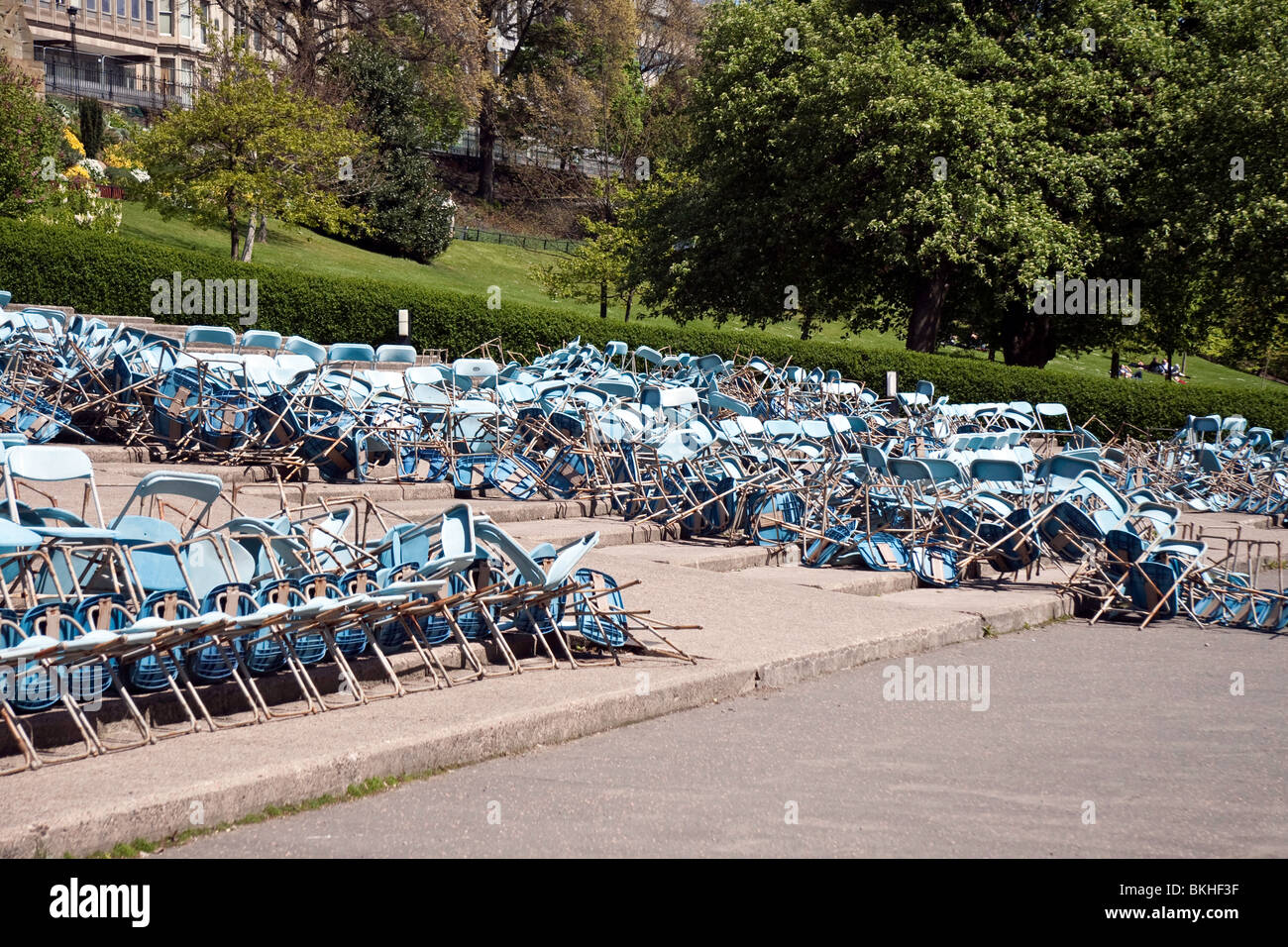 Gestürzte Stühle in der Freiluft-Ross Bandstand in Edinburgh Princes Street Gardens Stockfoto