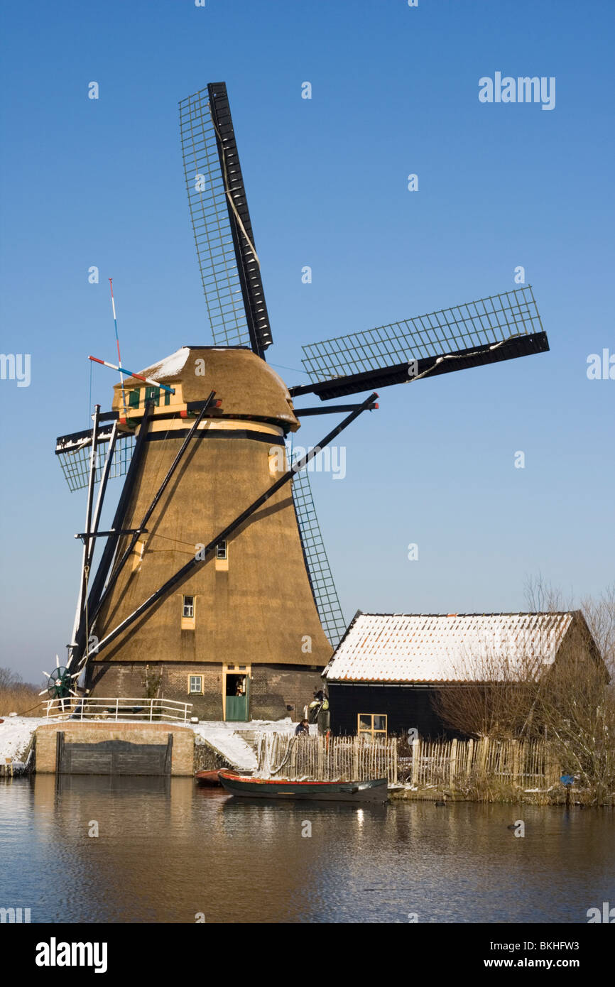 Typisch holländische Windmühle an einem Wintertag mit klaren blauen Himmel in der Unesco-Website von Kinderdijk, Zuid-Holland, Niederlande Stockfoto