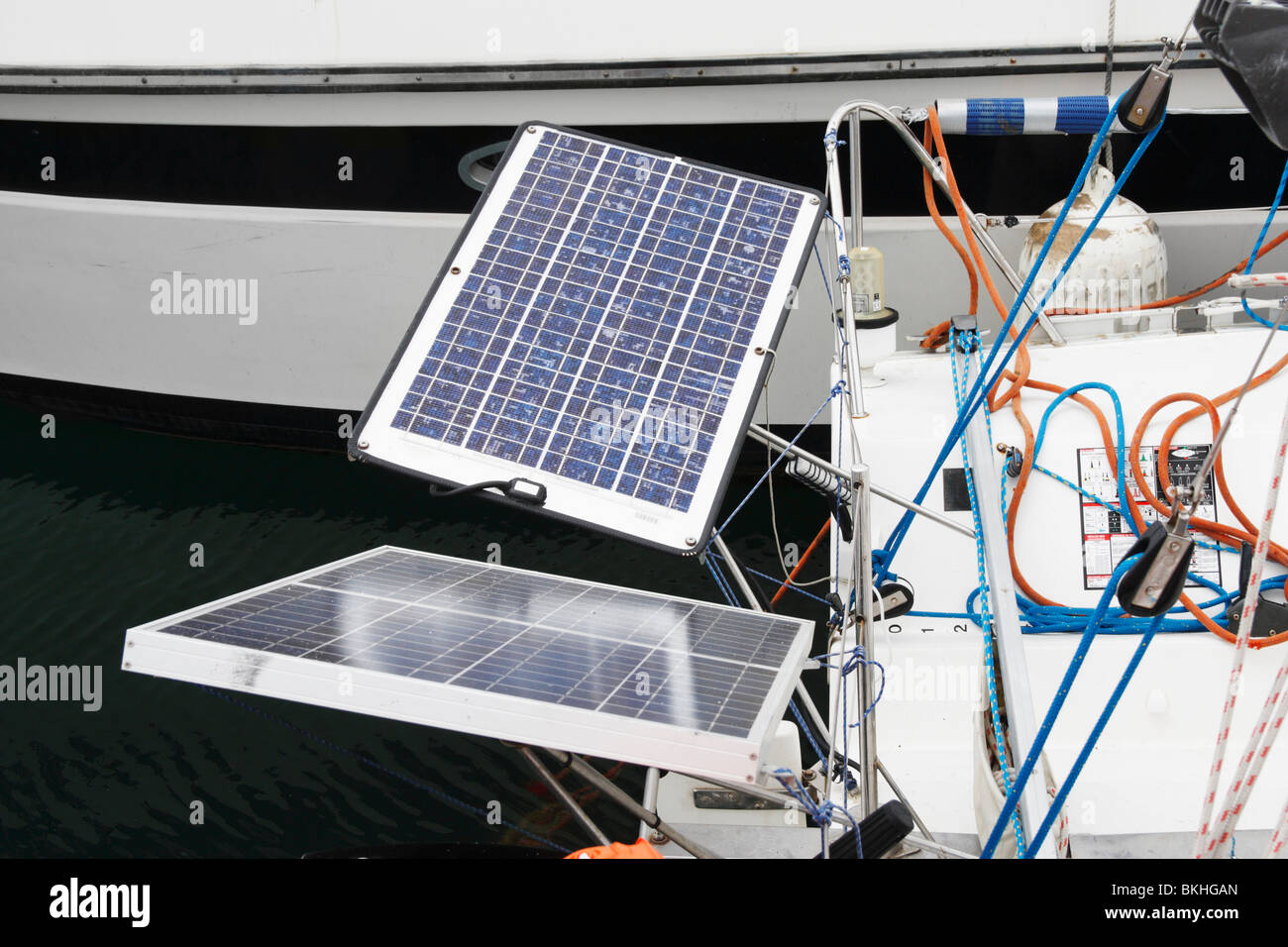 Solar-Panels am Heck des kleinen yacht Stockfoto