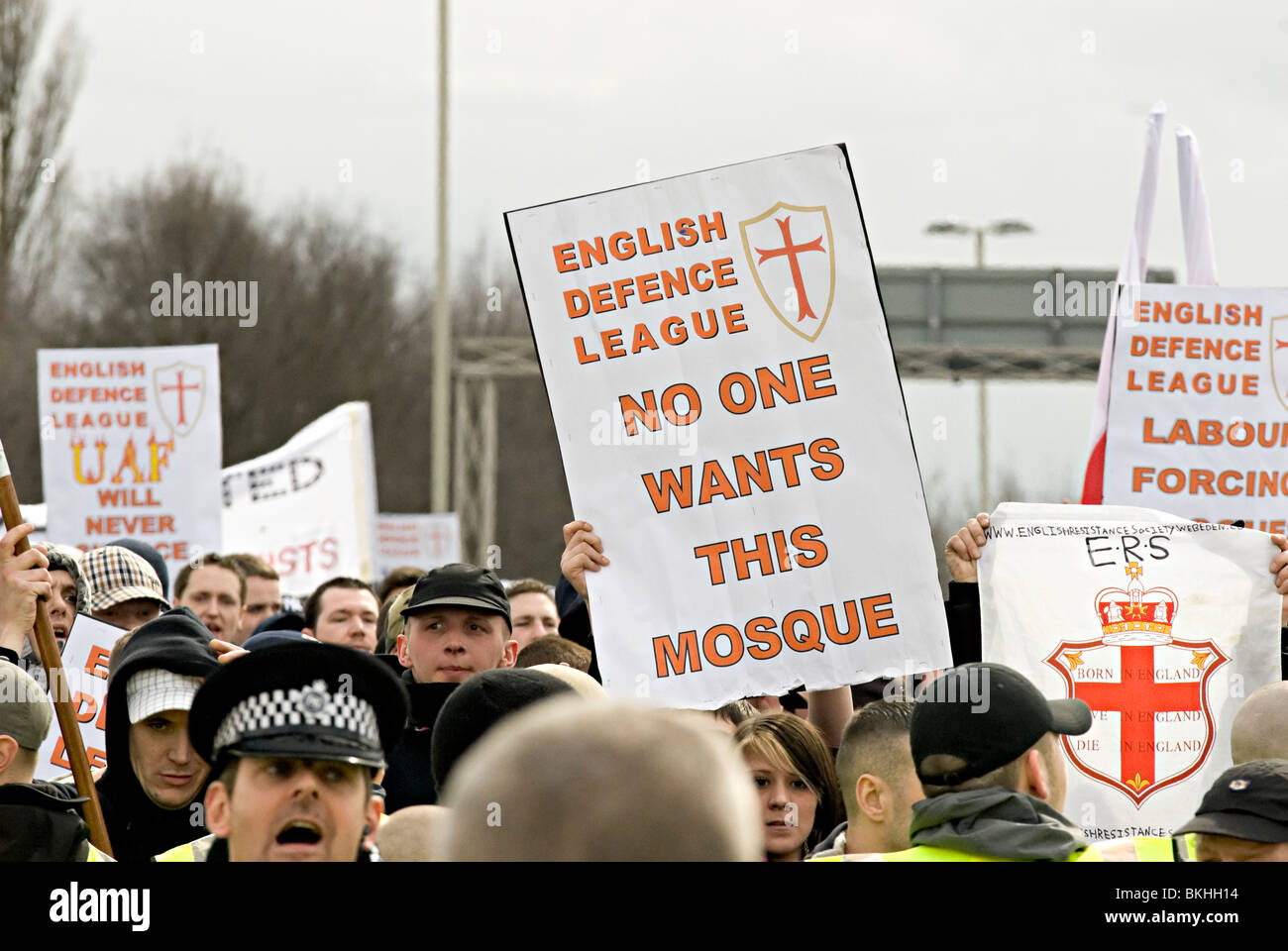 EDL-Demo in Dudley uk gegen den Bau einer Moschee der Edl behaupten Menschen gegen den islamischen Extremismus, jedoch aufgeholt werden Stockfoto