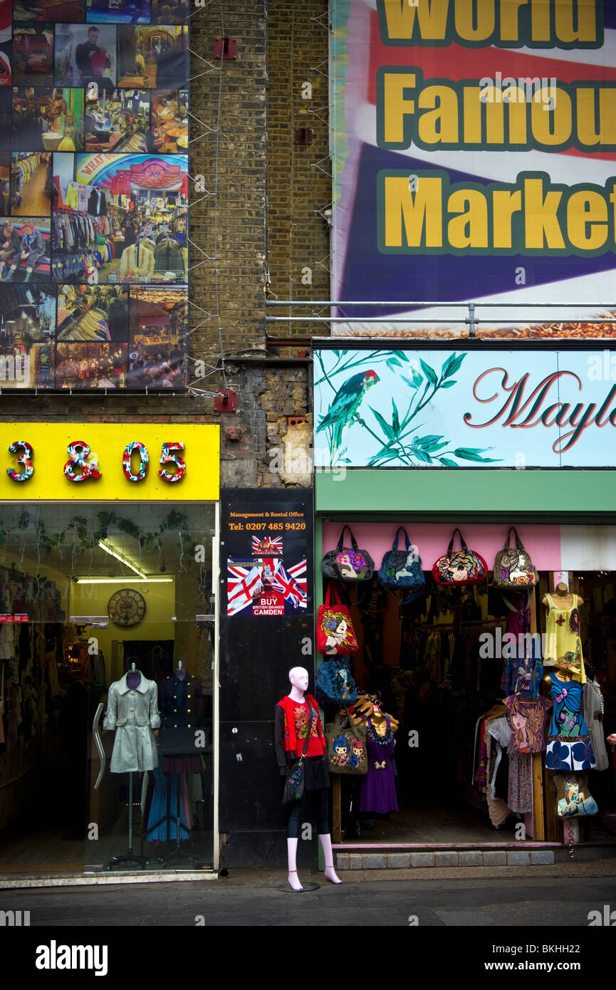 Geschäfte in den shopping Bereich Straßen und Bahnen des Camden market London UK Stockfoto