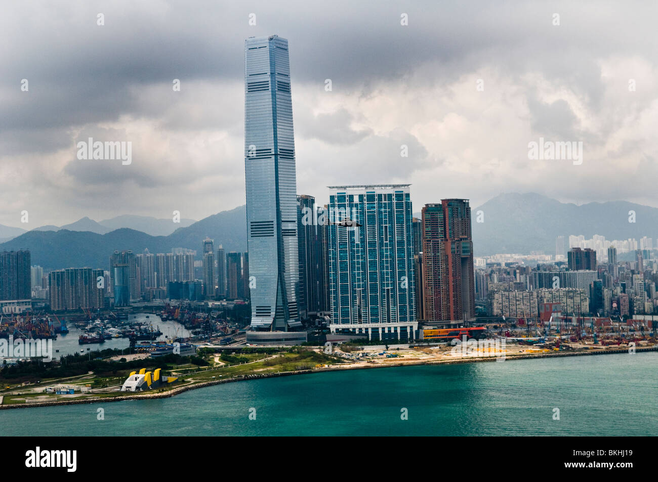 Ein Blick auf das International Commerce Centre - ICC Wolkenkratzer von Central District, Hong Kong Insel gesehen. Stockfoto