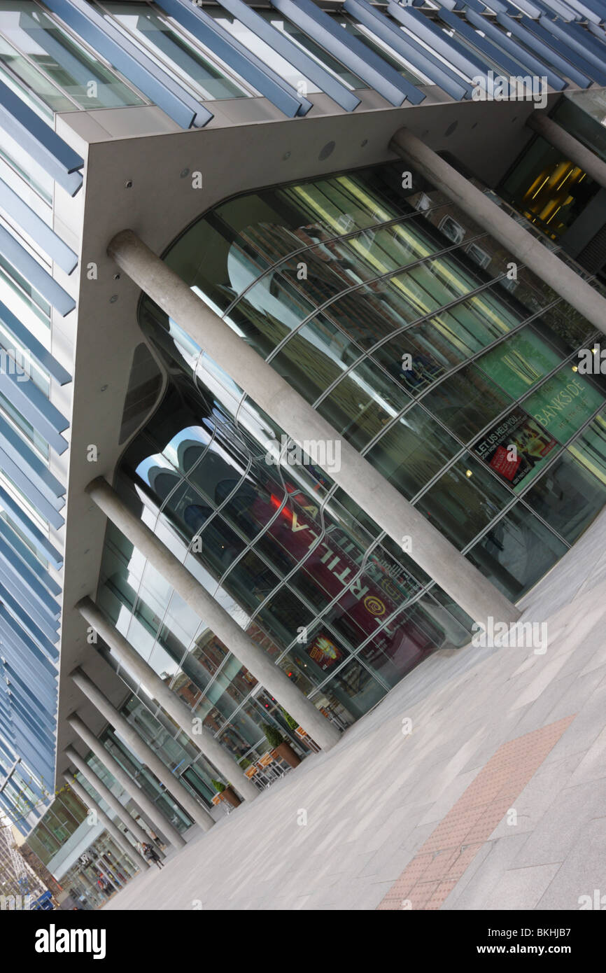 Boden-Niveau und extreme Ebene Aspekt der Geschäfte an der Blue Fin Gebäude eine neuere Entwicklung in Southwark Street, London SE1 Stockfoto