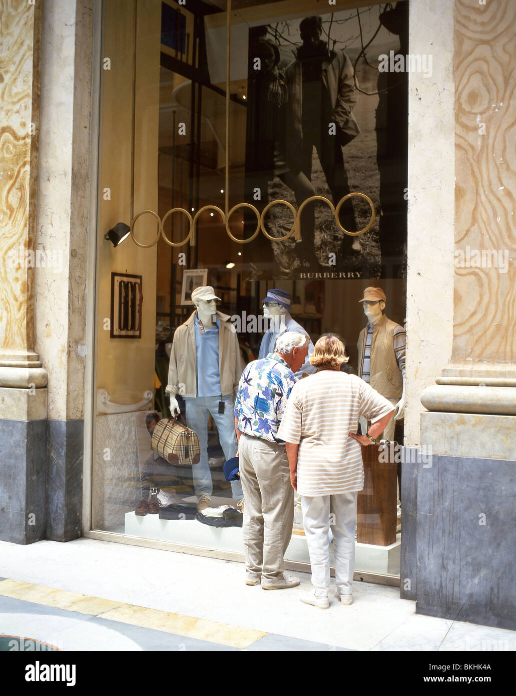 Paar Schaufensterbummel, Galleria Umberto, alte Hauptstadt Neapel, Kampanien, Italien Stockfoto