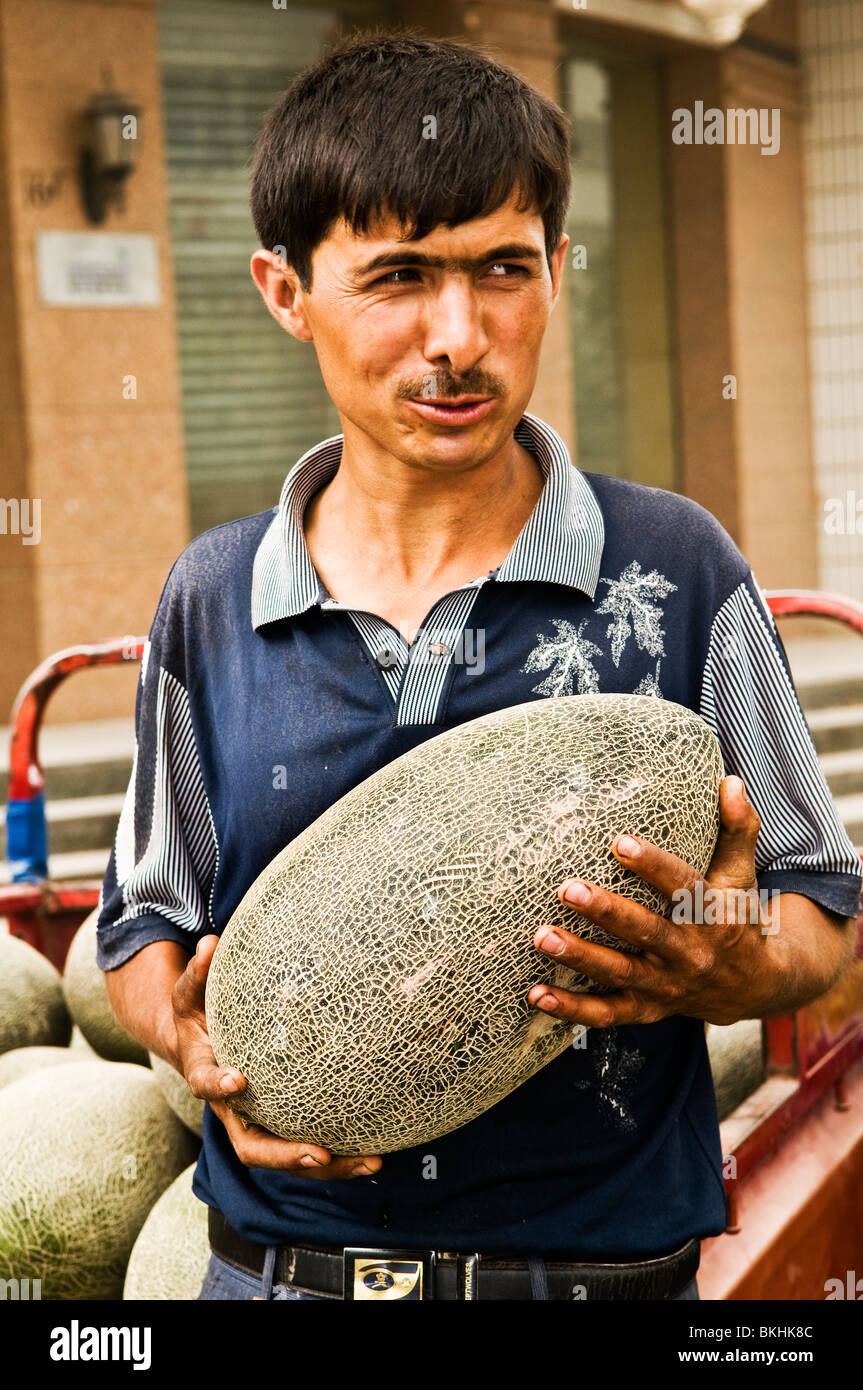 Leckere Hami Melonen in den pulsierenden Xinjiang-Märkten verkauft. Stockfoto