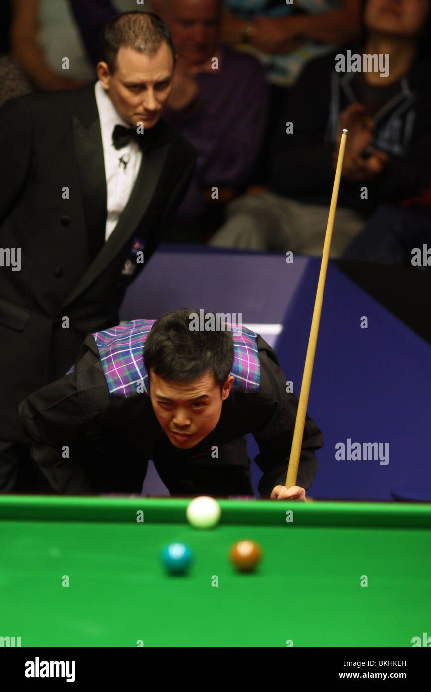 MARCO FU WORLD SNOOKER CHAMPIONSHIP der Tiegel SHEFFIELD ENGLAND 19. April 2010 Stockfoto