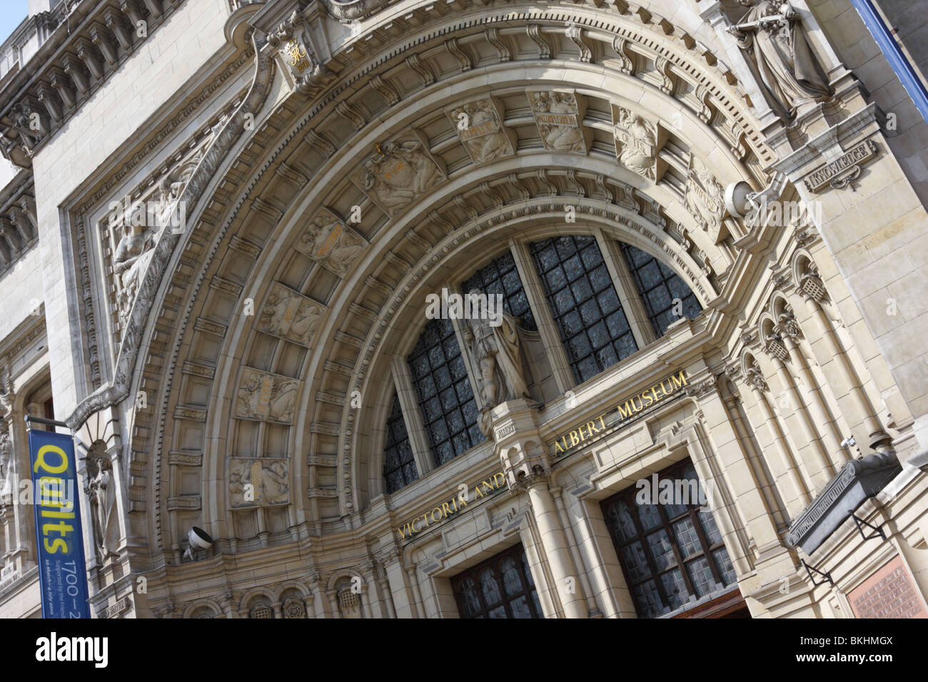 Kunstvoll geschnitzte Stein schmückt die gewölbten Haupteingang, das Victoria and Albert Museum in South Kensington, London. Stockfoto