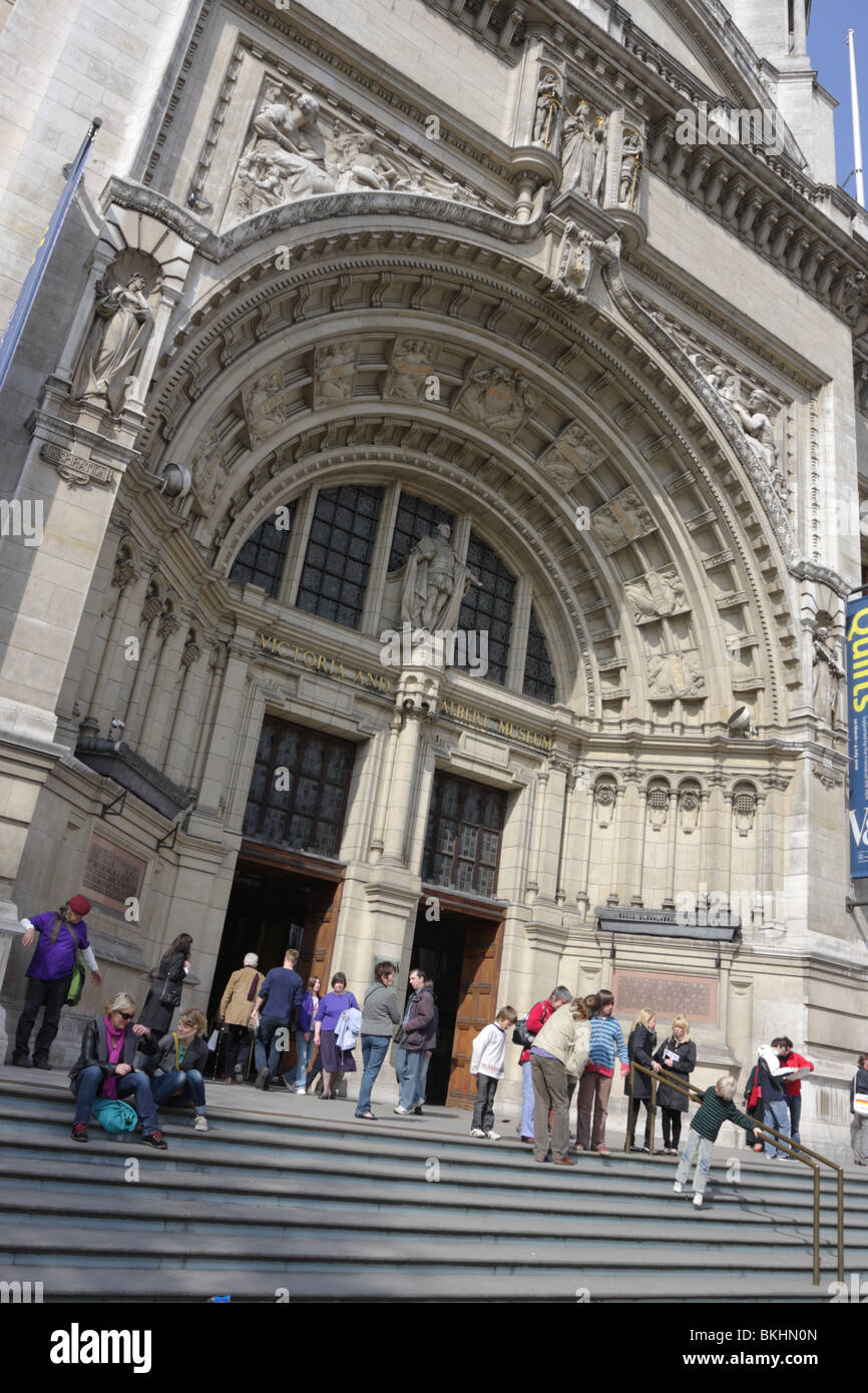 Der Haupteingang des Victoria and Albert Museum in allen viktorianischen Pracht, Touristen und Besucher an den Stufen zu sammeln. Stockfoto