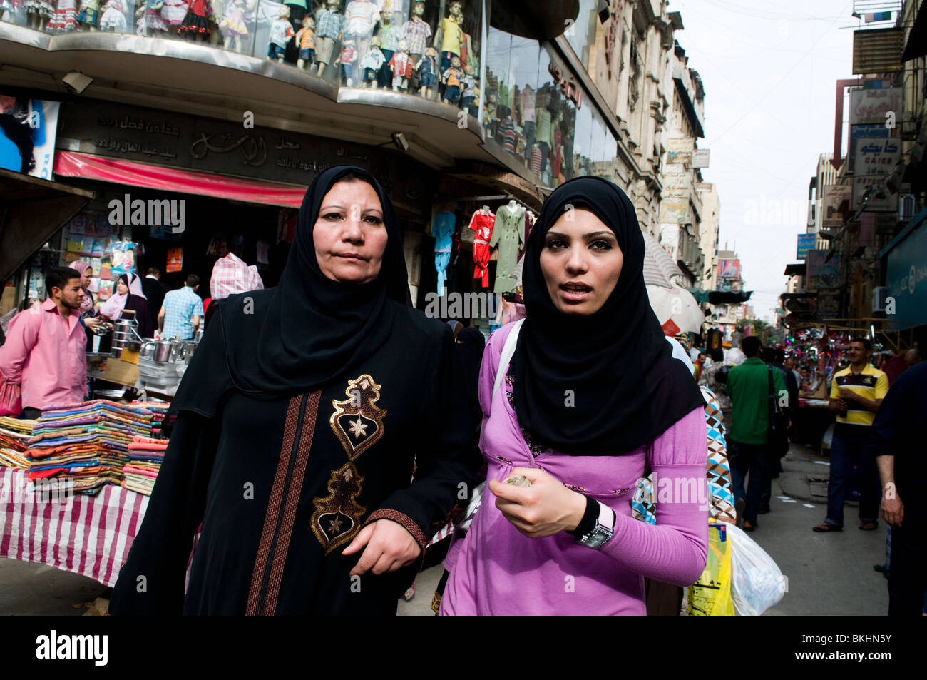 Frauen gehen in Kairo Einkaufen. Stockfoto