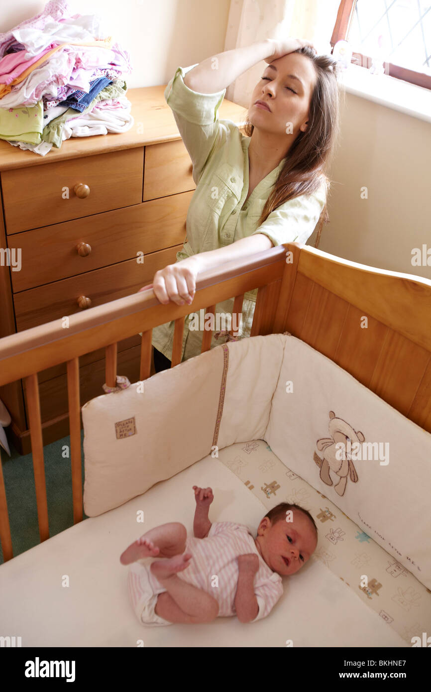 Frau mit Baby allein Stockfoto