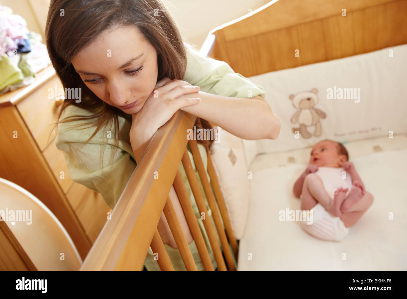 Frau mit Baby allein Stockfoto