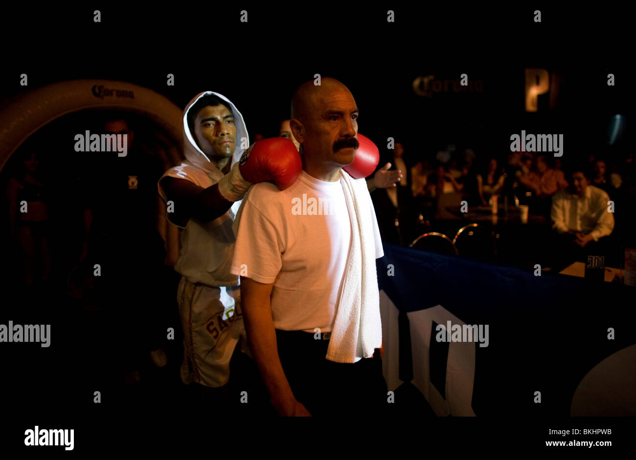 Boxer Neri Saguilan wartet mit seinem Trainer zu Beginn von einem Box-Kampf in Mexiko-Stadt, 22. Juli 2009. Stockfoto