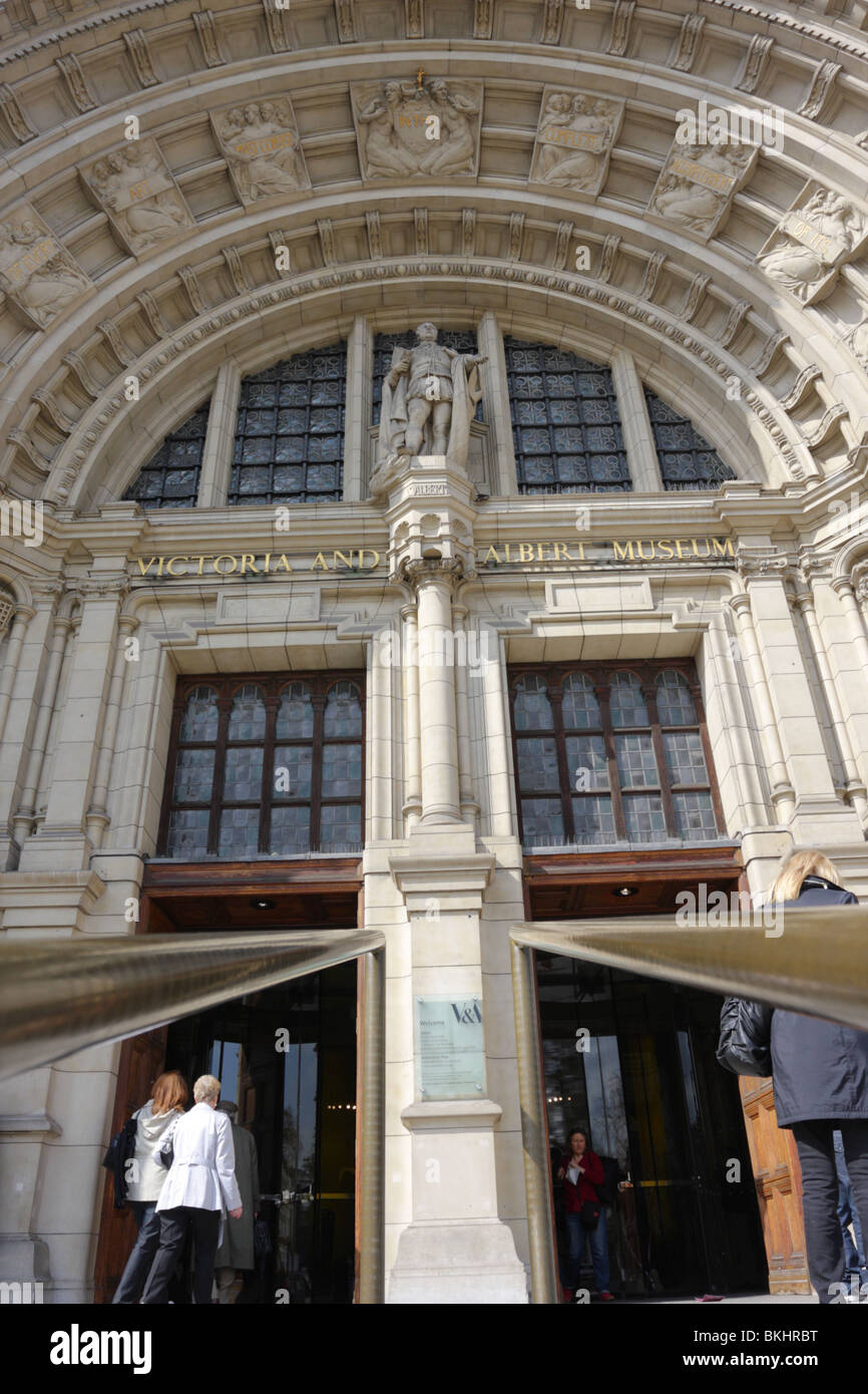 Niedrigen Niveau zentraler Aspekt des Haupteingangs Victoria and Albert Museums in London South Kensington. Stockfoto