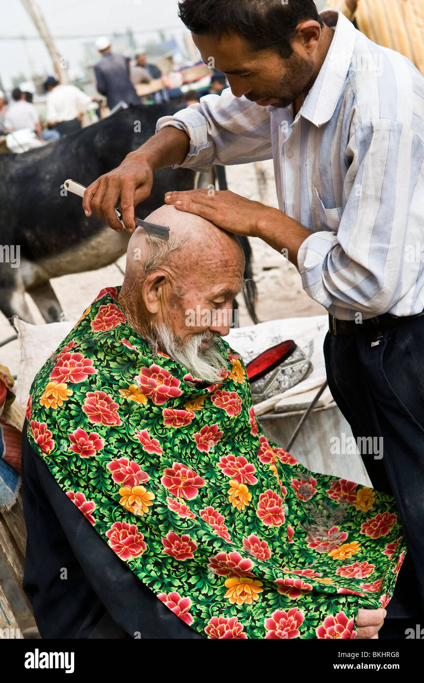 Immer seine Frisur getan in der bunten Sonntagsmarkt in Kashgar, China. Stockfoto