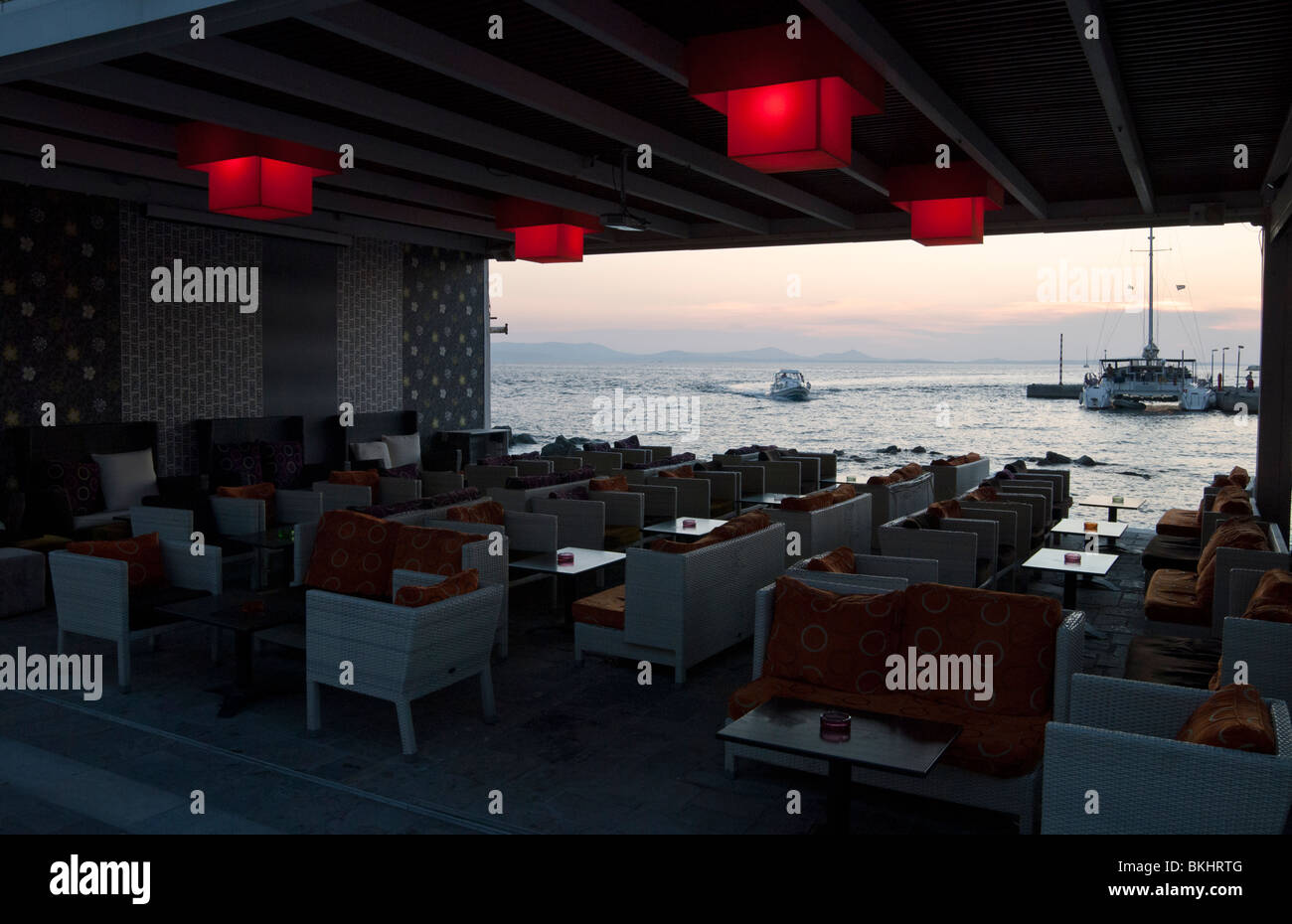 Gerahmte Blick auf eine Insel Naxos Sonnenuntergang durch eine Wasser-Café der Stadt Naxos, Griechenland Stockfoto
