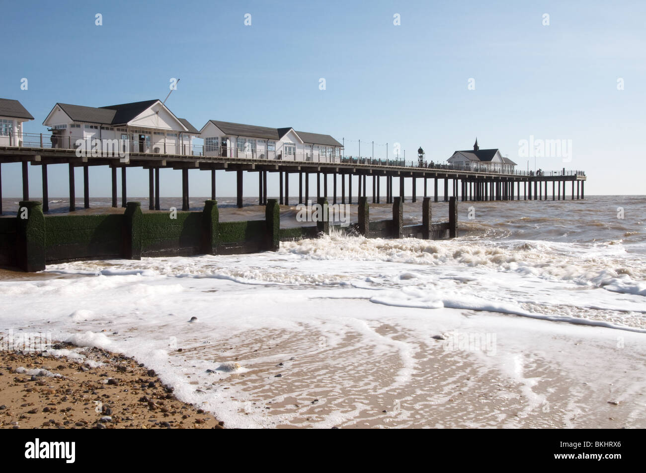 Southwold Pier als Schuss vom Strand entfernt Stockfoto