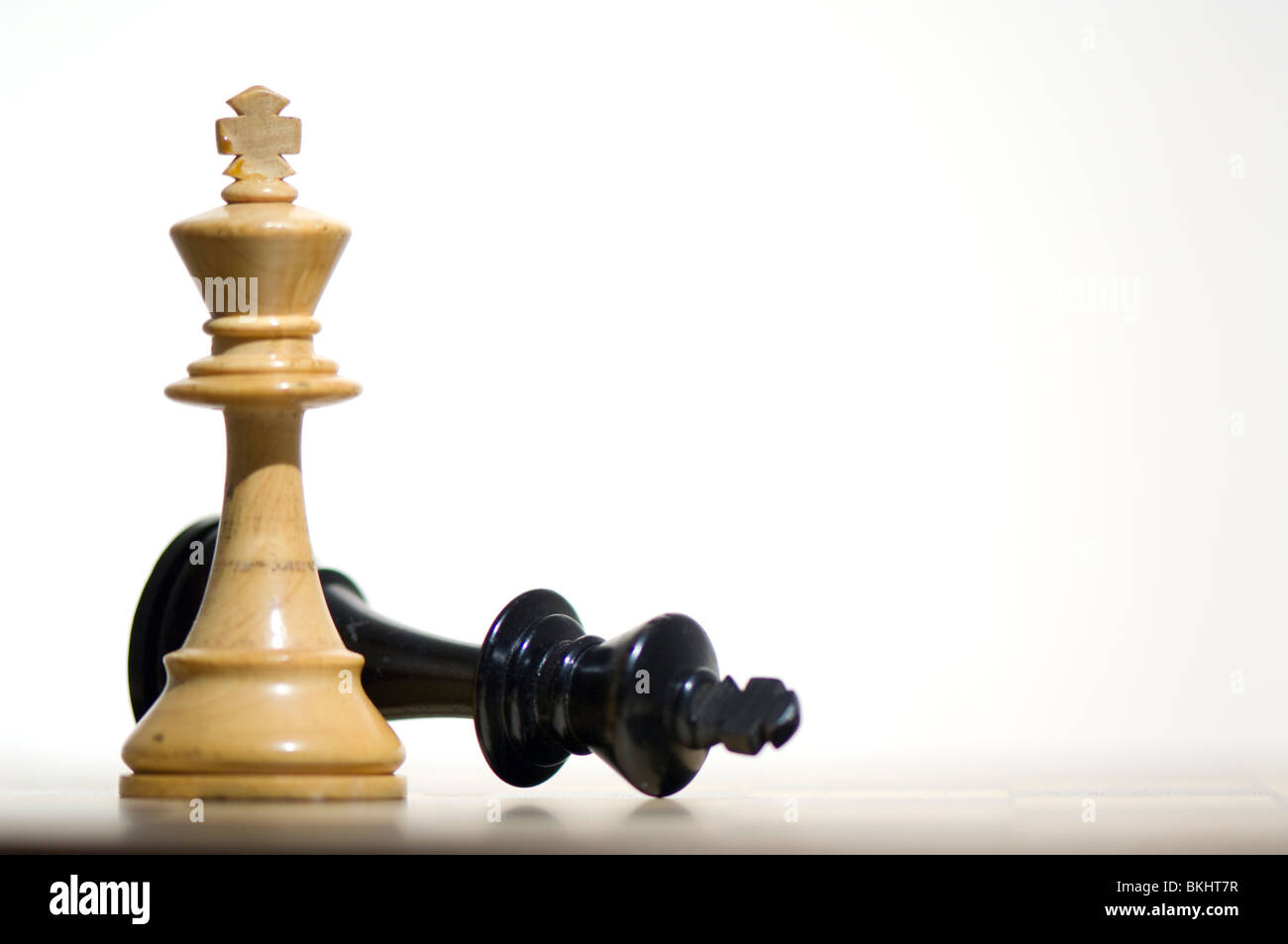 Schach. Weiße König siegreich auf Schachbrett Stockfoto