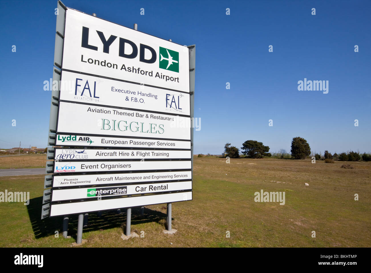 Lydd Flughafen Zeichen bemerken Abfahrten Ashford Kent Stockfoto