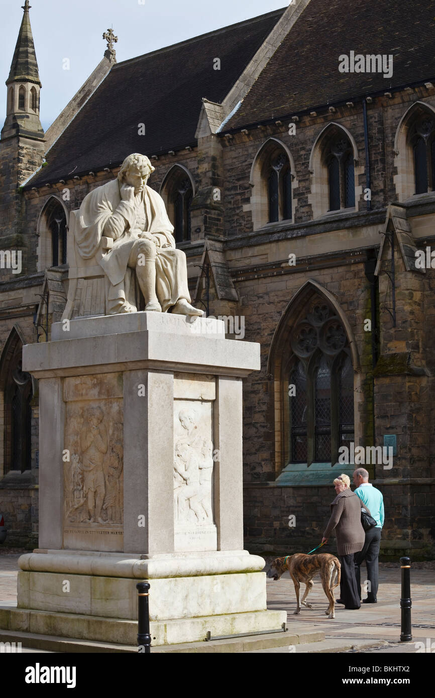 Statue von Dr. Samuel Johnson außerhalb Erbe Lichfield, Staffordshire. Stockfoto