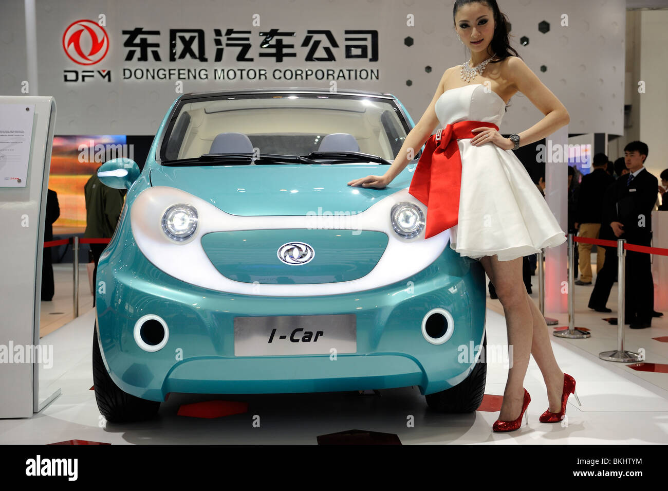 Ein Modell posiert neben Dongfeng Motor Group Co.-Auto-Konzept-Fahrzeug auf der Beijing Auto Show 2010 angezeigt. Stockfoto
