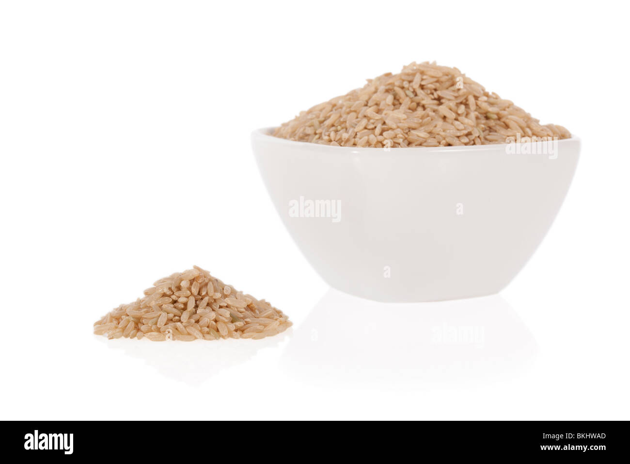 Brauner Reis in eine Schüssel geben, die auf einem weißen Hintergrund isoliert Stockfoto