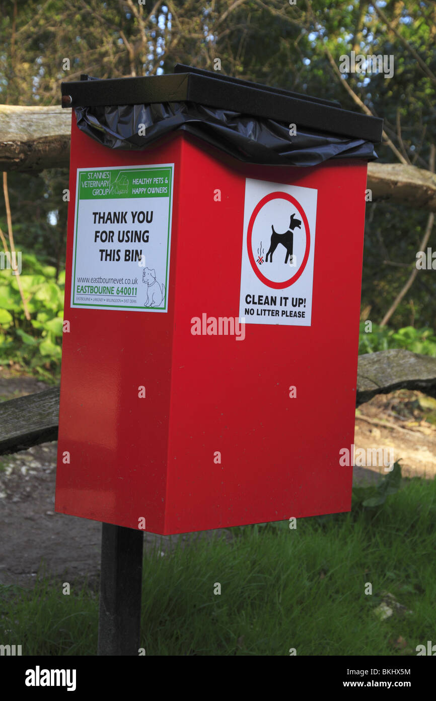 Einem Hundeabfallbehälter auf den South Downs Way in der Nähe von Eastbourne, East Sussex, England Stockfoto