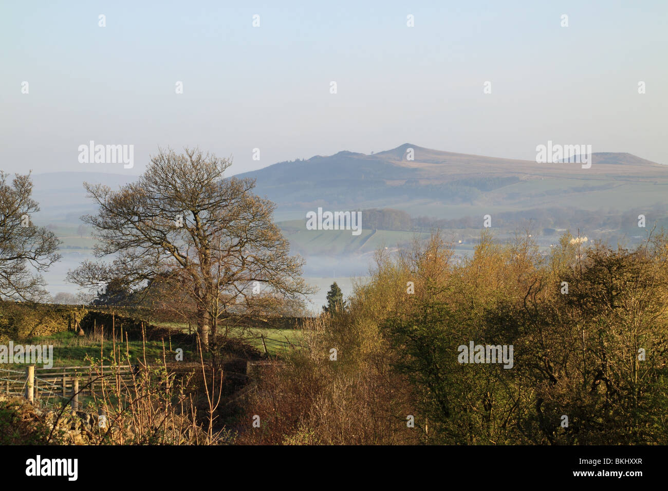 Morgendämmerung Blick auf die Hügel bekannt als scharfe Haw, die nur innerhalb der Grenzen der Dales, in der Nähe von Skipton in North Yorkshire Stockfoto