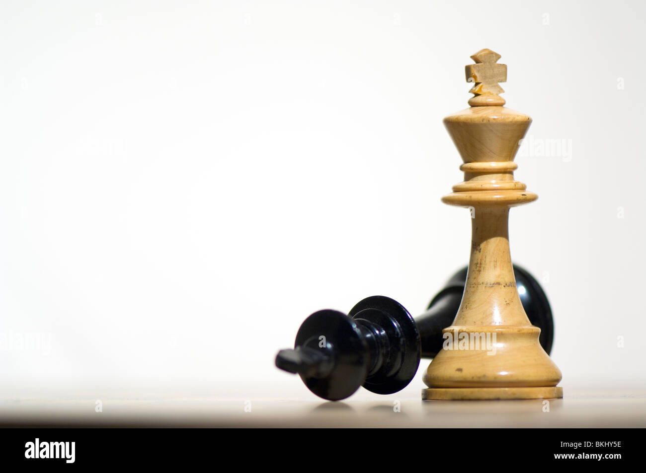 Schach. Weißen König siegreich auf Schachbrett Stockfoto