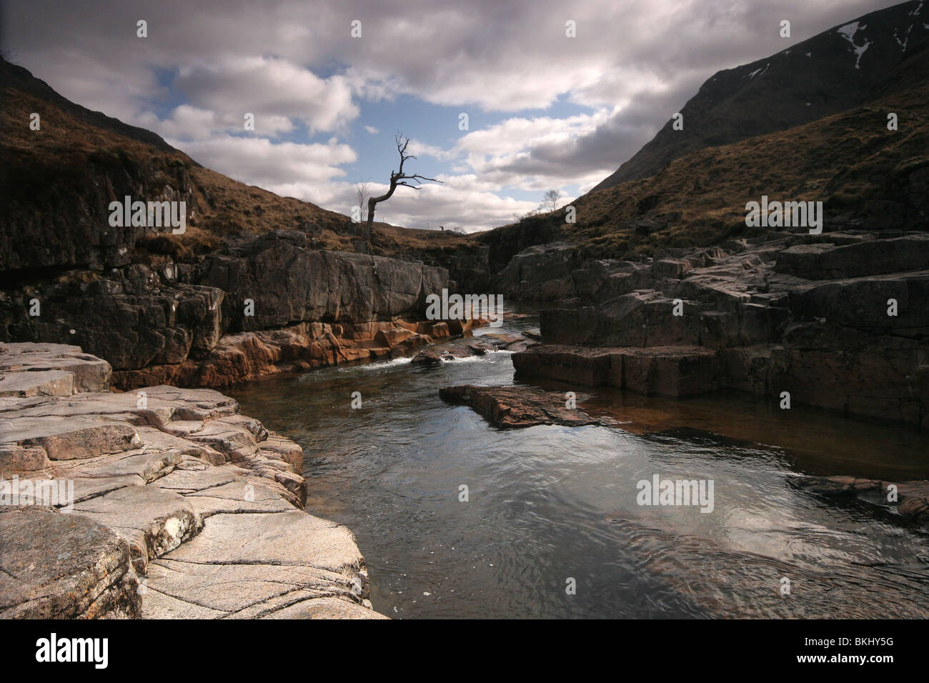 Glen Etive, in der Nähe von Glencoe, Schottland. Dies ist einem schnell fließenden Fluss seinen Weg durch steile Felsen ausschneiden. Stockfoto