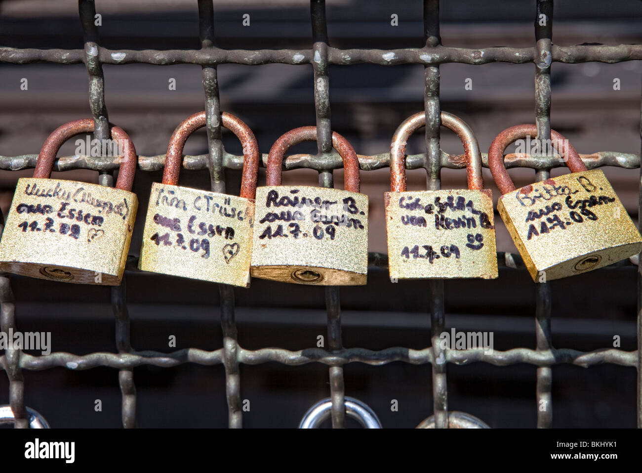 Vorhängeschlösser als Symbol für Freundschaft und Liebe auf Hohenzollernbruecke Brücke, Köln, Nordrhein-Westfalen, Deutschland Stockfoto