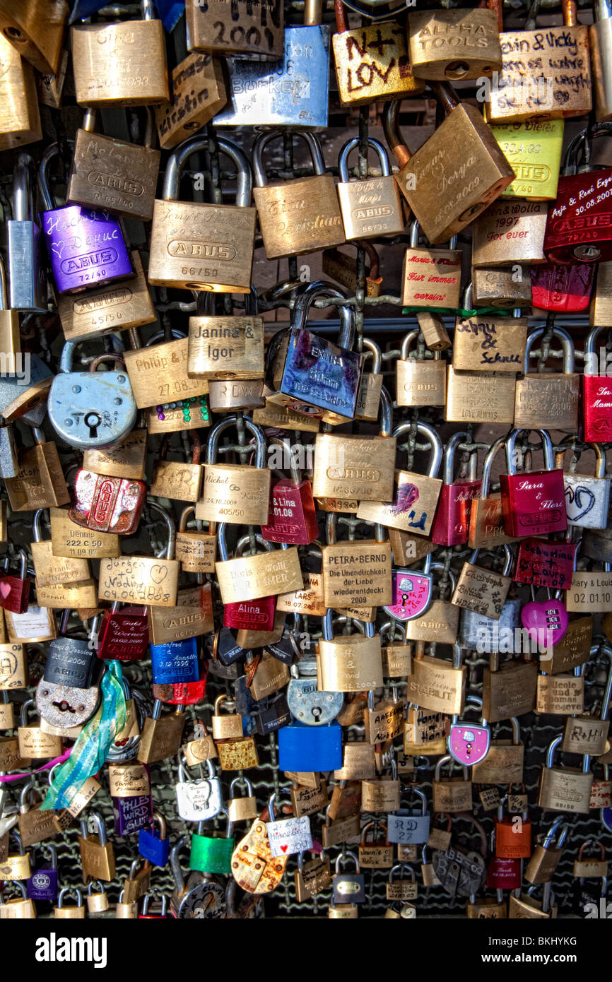 Vorhängeschlösser als Symbol für Freundschaft und Liebe auf Hohenzollernbruecke Brücke, Köln, Nordrhein-Westfalen, Deutschland Stockfoto