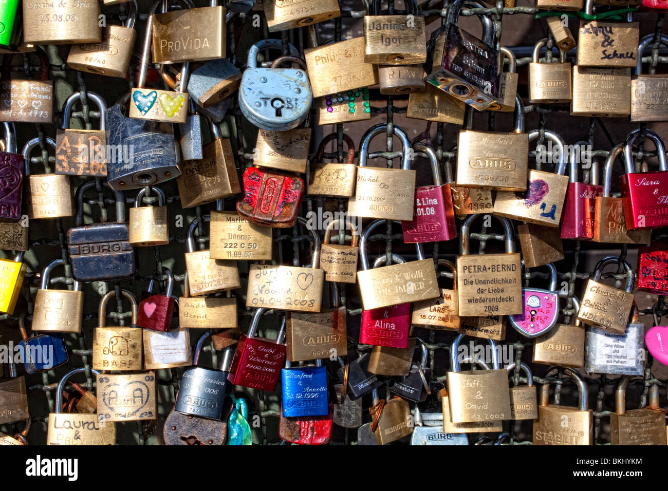 Vorhängeschlösser als Symbol für Freundschaft und Liebe auf Hohenzollernbruecke Brücke, Köln, Nordrhein-Westfalen, Deutschland Stockfoto