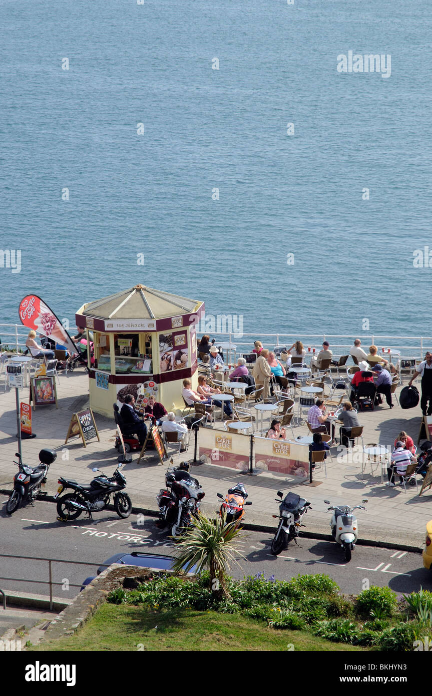 Urlauber in einem Café am Meer Plymouth South Devon England UK Stockfoto
