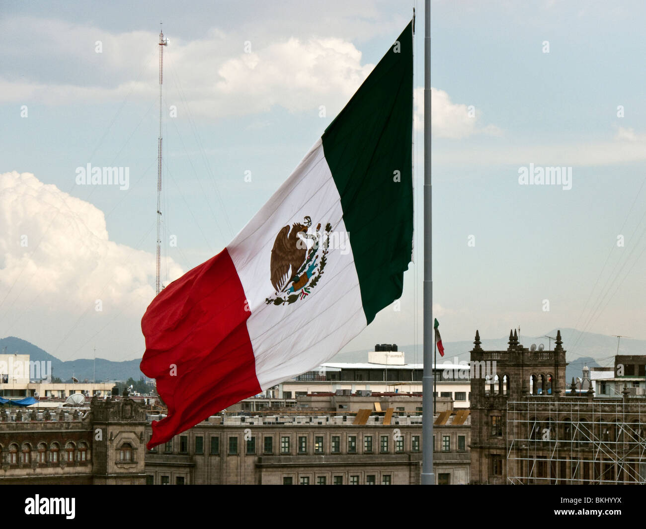 großen mexikanischen Flagge über dem Zocalo in Mexiko-Stadt Kulisse des historischen Gebäuden Bergen & Himmel Stockfoto