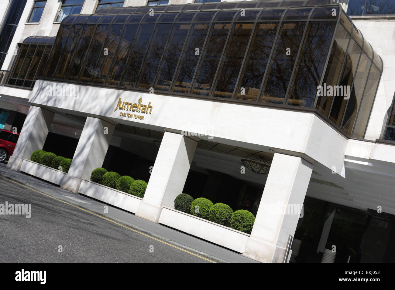 Abgewinkelte Aspekt des Haupteingangs zum Luxus Jumeirah Carlton Tower Hotel in modischen Knightsbridge. Stockfoto