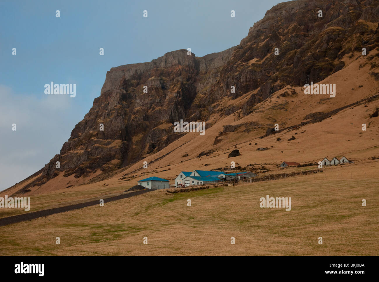 Bauernhof in Süd-Island im Winter mit Bergen im Hintergrund Stockfoto