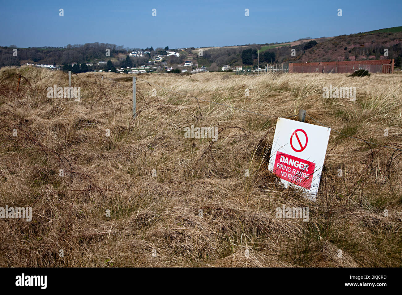 MOD Gefahr Brand reichen kein Eintrag Zeichen auf Stacheldraht Pendine Wales UK Stockfoto