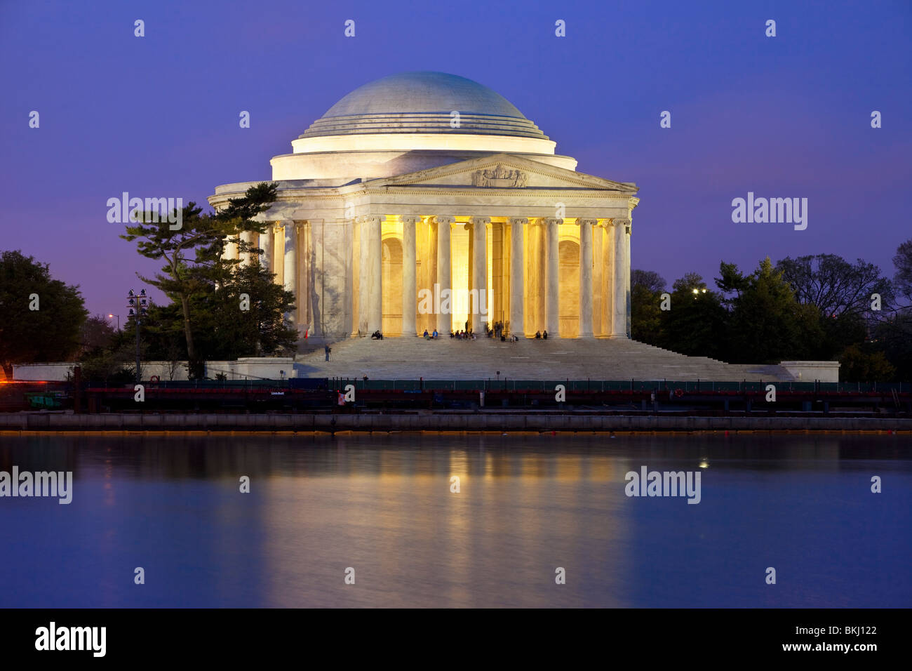 Blick auf das Jefferson Memorial über den Tidal Basin kurz vor der Morgendämmerung, Washington DC USA Stockfoto