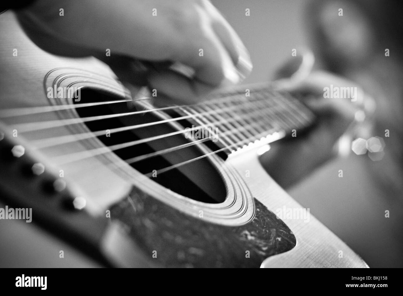Nahaufnahme der Akustik-Gitarre Plerfoming. Stockfoto