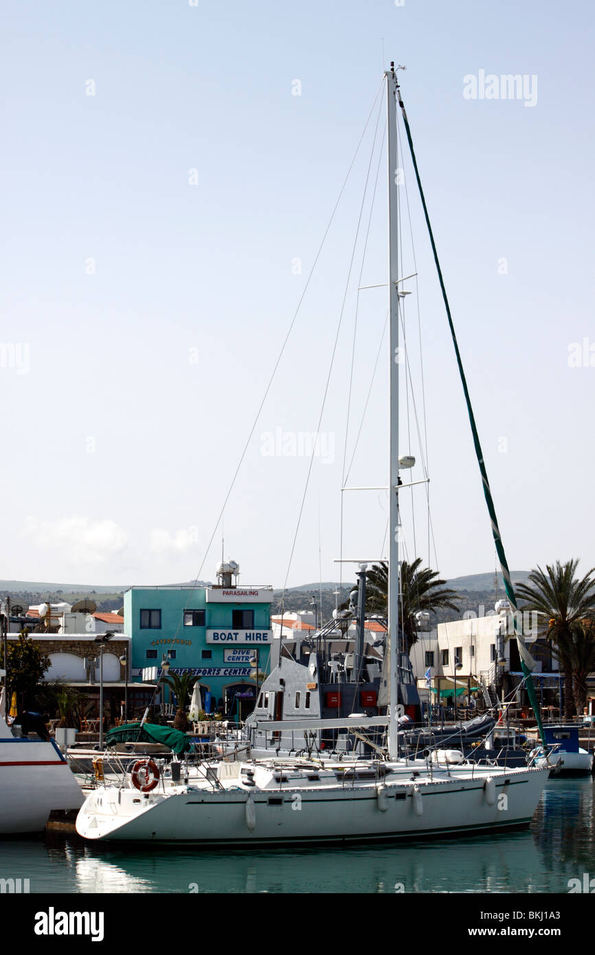 DER MALERISCHE YACHTHAFEN UND HAFEN VON LATCHI AUF DER INSEL ZYPERN. Stockfoto