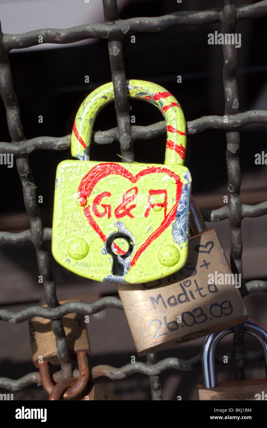 Vorhängeschlösser als Symbol für Freundschaft und Liebe auf Hohenzollernbruecke Brücke, Köln, Nordrhein-Westfalen, Deutschland Stockfoto
